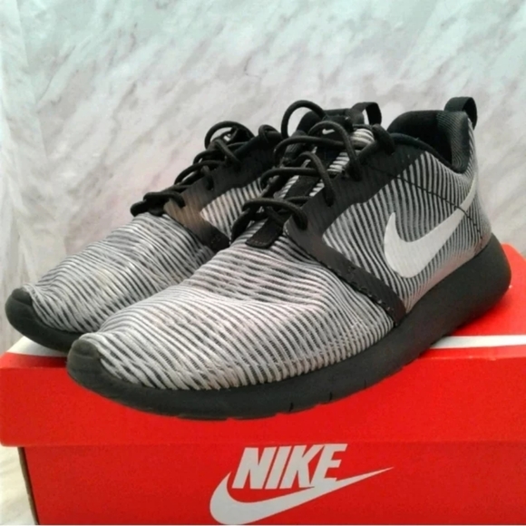 NIKE ROSHE ONE FLIGHT WEIGHT 5.5Y womens sz 7 Running Shoes Black silver vented - Picture 2 of 6